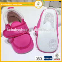 El niño de la manera de la alta calidad calza las sandalias de los zapatos de bebé